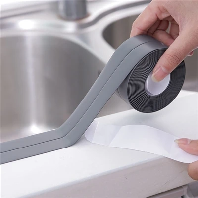 Como a tira de selante de calafetagem é usada em banheiros e cozinhas?
